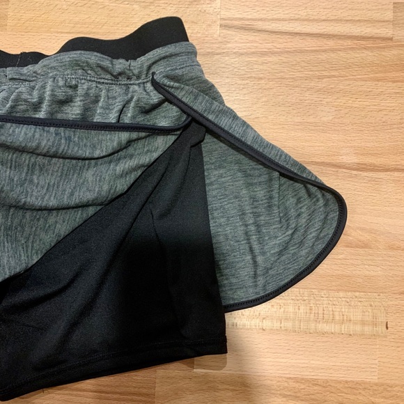 EUC Layer 8 Women’s Running Shorts - Picture 5 of 6